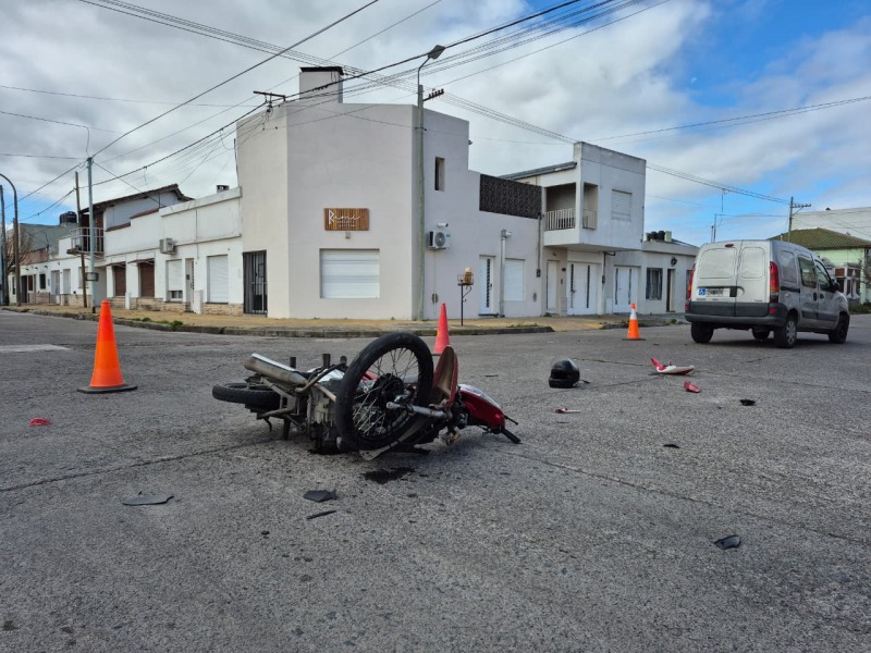 Motociclista con lesiones graves tras una colisi�n con un utilitario